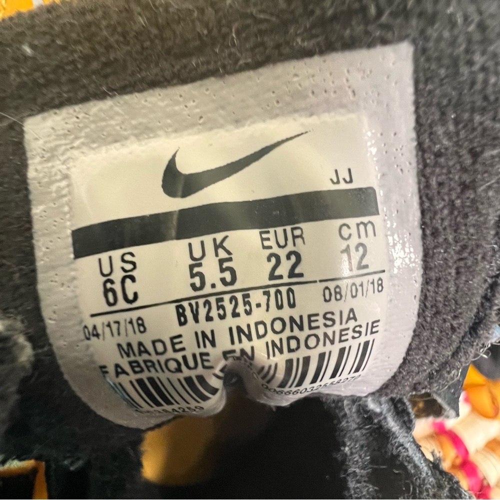 Toddler nike shoes - Picture 4 of 5